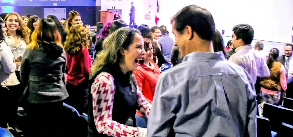 Asistentes conversando tras la sesión